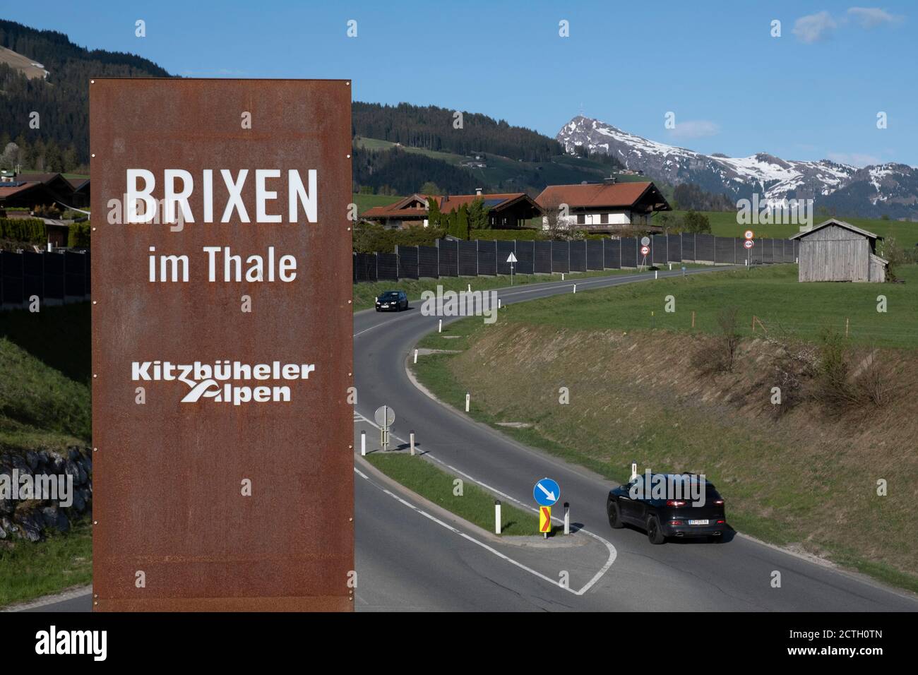 Panneau de ville près de la route à Brixen im Thale, Alpes de Kitzbuehel, Tyrol, Autriche, Europe. Banque D'Images