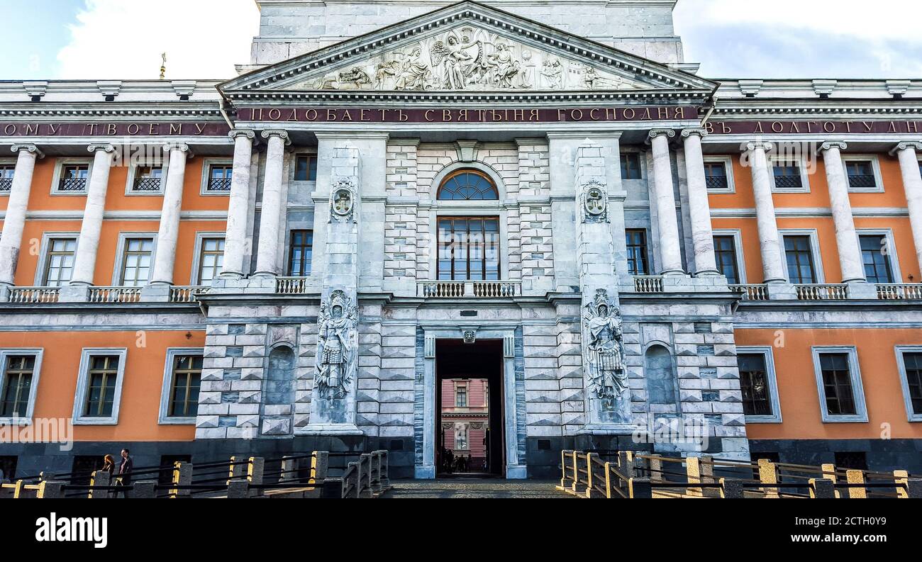 Entrée principale du château de Mikhaïlovsky (St Michael's), également connu sous le nom de château de l'ingénieur. Saint-Pétersbourg, Russie Banque D'Images