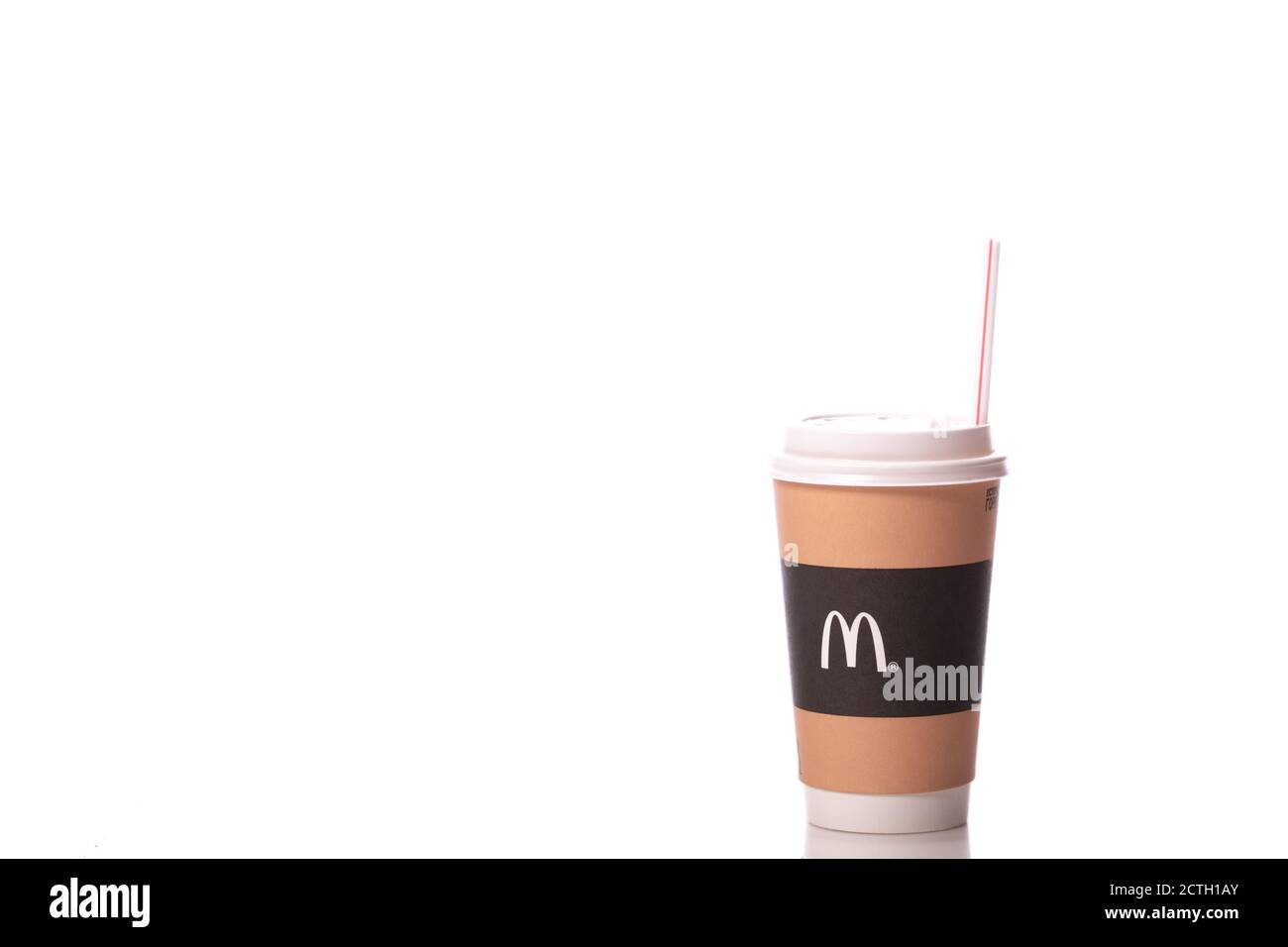Moscou Russie - 1 juillet 2020 : tasse de café en papier jetable avec le logo McDonald's. Banque D'Images