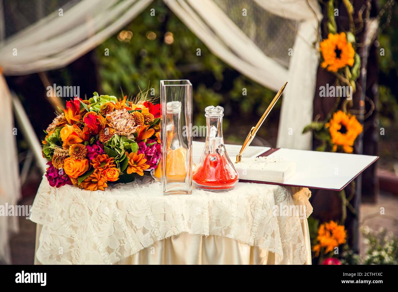 Rituel de mariage avec sable coloré. Décorations d'automne pour la cérémonie de mariage. Banque D'Images