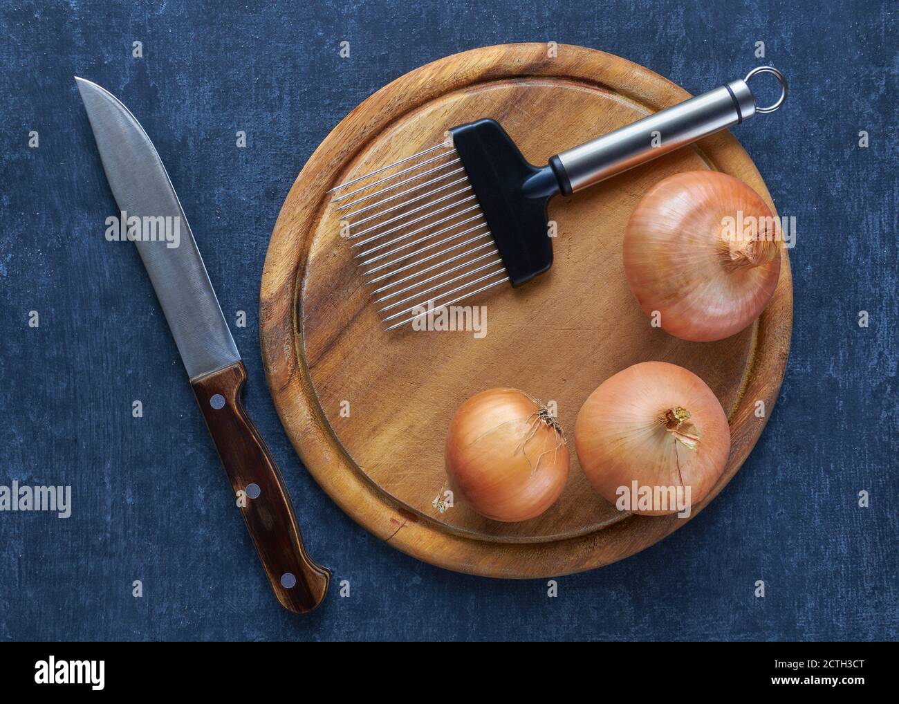 Vue de dessus sur le porte-coupe Onion, trois arceaux et un couteau de cuisine Banque D'Images