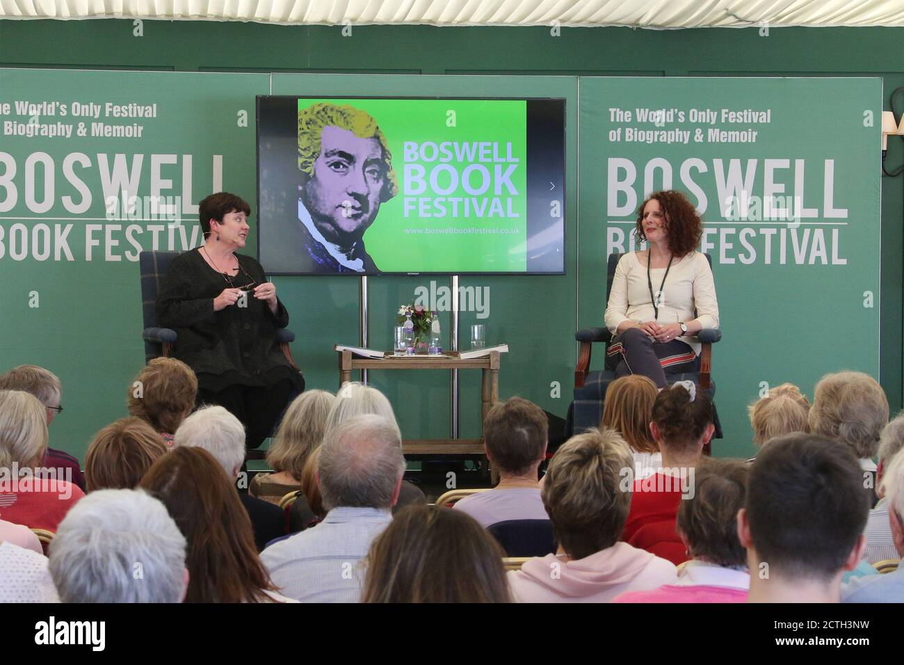 Boswell Book Festival, Dumfries House, Cumnock Ayrshire, Écosse, Royaume-Uni 12 mai 2018. Maggie O'Farrell est un romancier irlandais-britannique. Son premier roman après que vous ayez été reçu une reconnaissance internationale et a gagné le prix Betty Trask. Son roman plus tard The Hand that First Held Mine a remporté le prix Costa Novel 2010. Le festival est unique en ce qu'il est le seul festival du livre qui traite de manière expulsive des mémoires et biographies. Banque D'Images