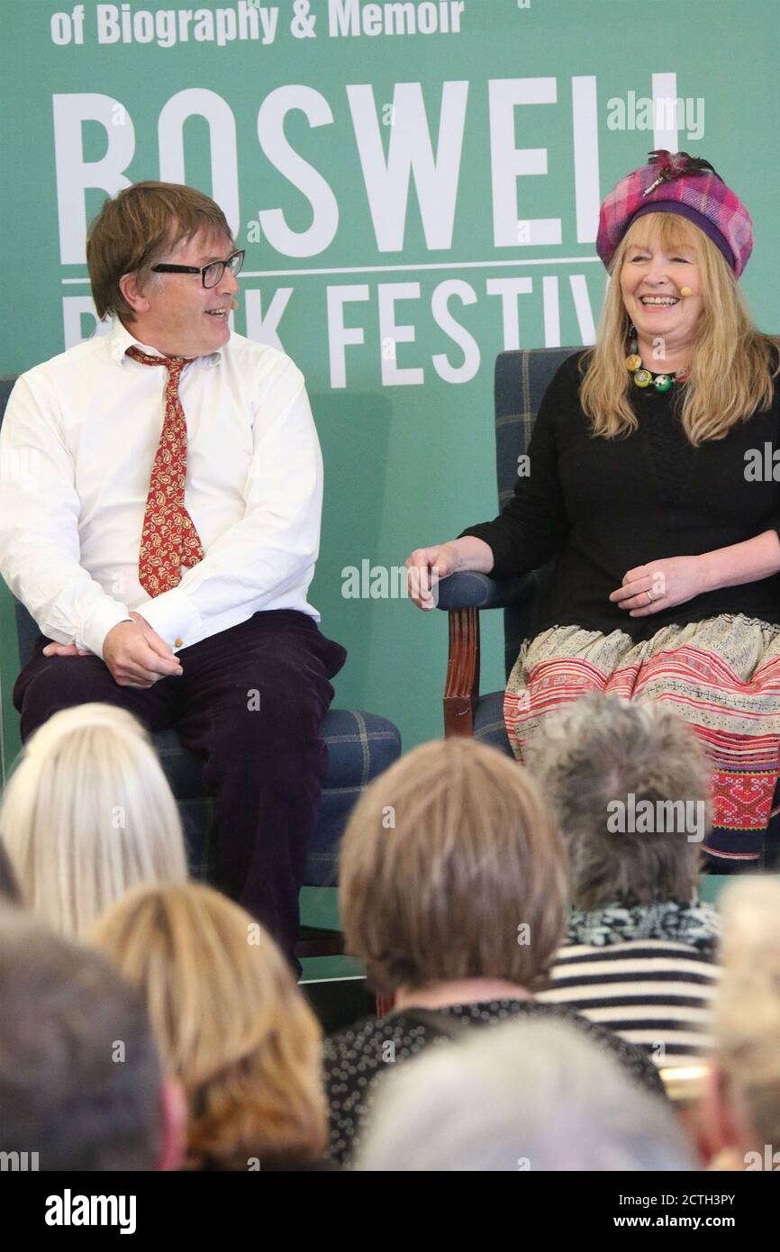 Boswell Book Festival, Dumfries House, Cumnock Ayrshire, Écosse, Royaume-Uni 12 mai 2018. Mary Killen est un expert britannique en étiquette qui écrit une colonne « agonie » pour le Spectator. Elle est également l'auteur de plusieurs livres. Killen vit dans le Wiltshire, en Angleterre, et est marié à l'artiste Giles Wood. Le couple est régulièrement participant à l'émission de télévision Gogglebox depuis 2015. Le festival est unique en ce qu'il est le seul festival du livre qui traite de manière expulsive des mémoires et biographies. Banque D'Images