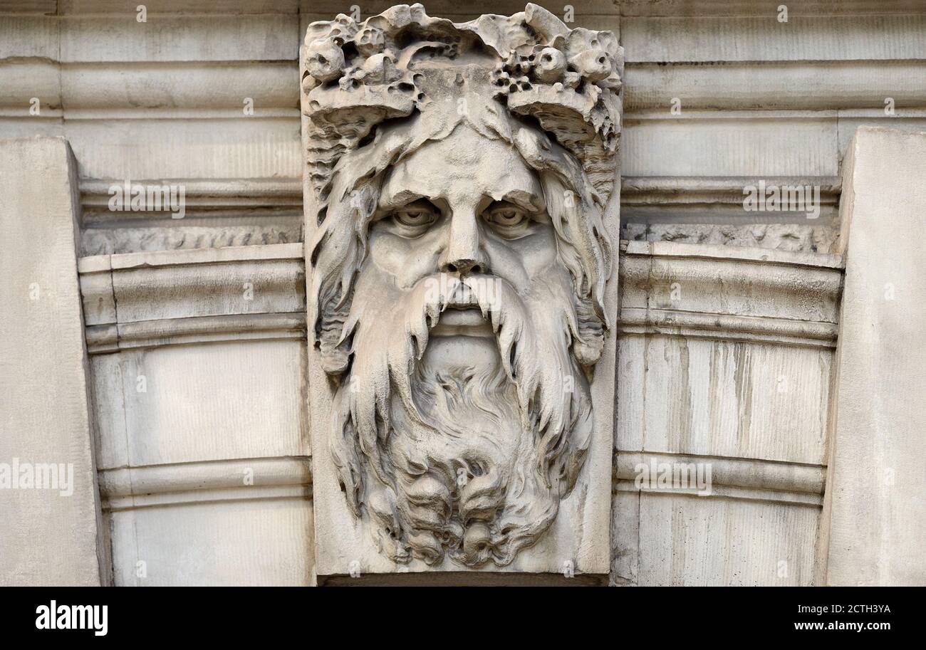 Londres, Angleterre, Royaume-Uni. Face sculptée de Greek River God Achelous sur une clef de voûte de l'aile sud de Somerset House, Victoria Embankment. Banque D'Images