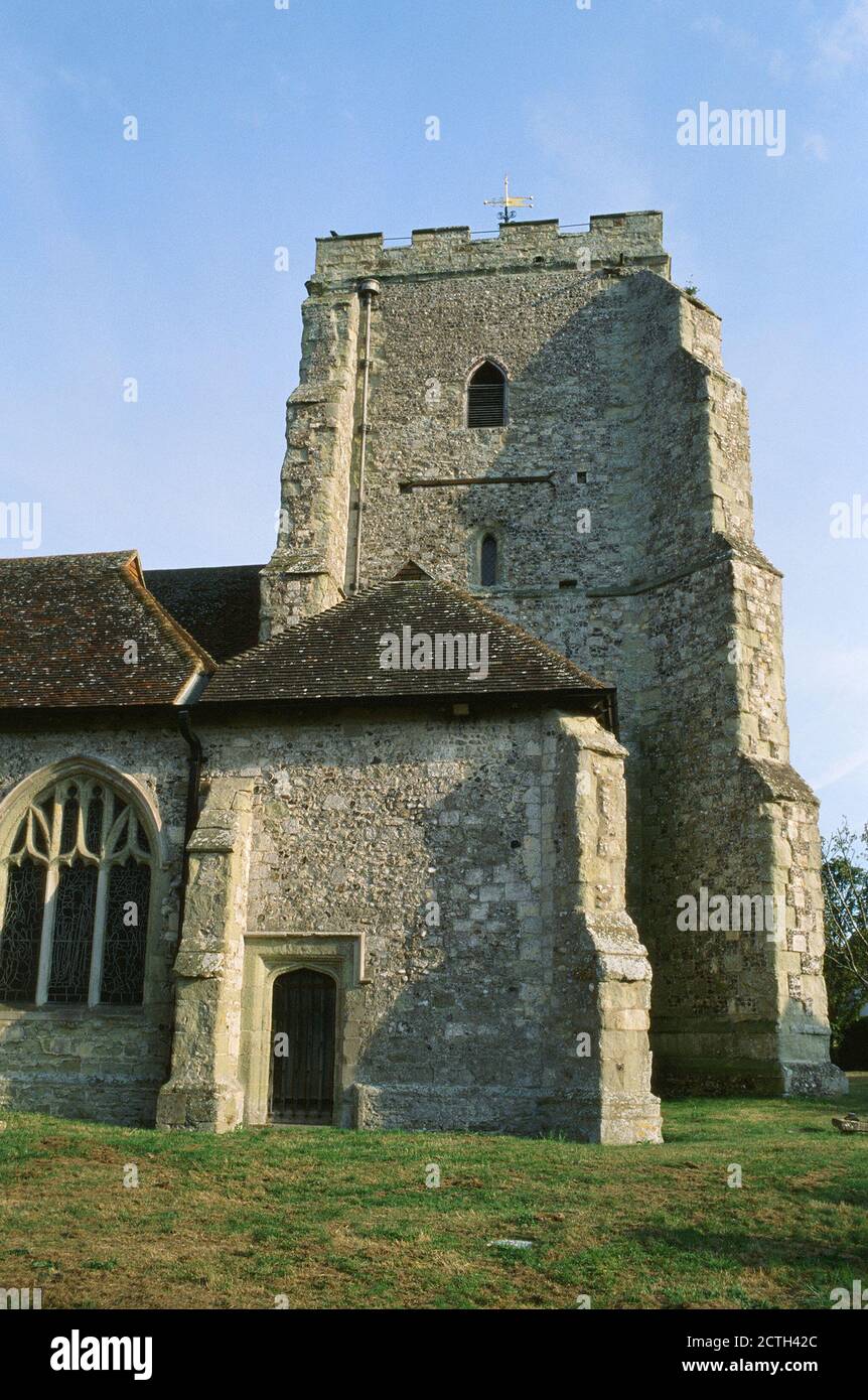 La tour de l'église historique St Mary, dans le village de Westham, près d'Eastbourne, East Sussex, South East England Banque D'Images