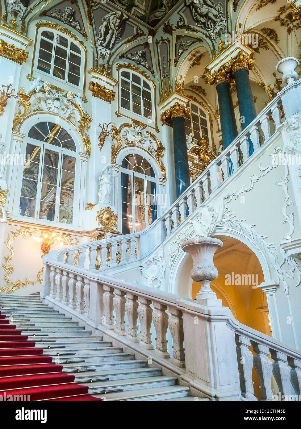 Escalier Jordan du Palais d'hiver. Intérieur de l'Ermitage d'Etat, musée d'art et de culture à Saint-Pétersbourg, Russie. Banque D'Images