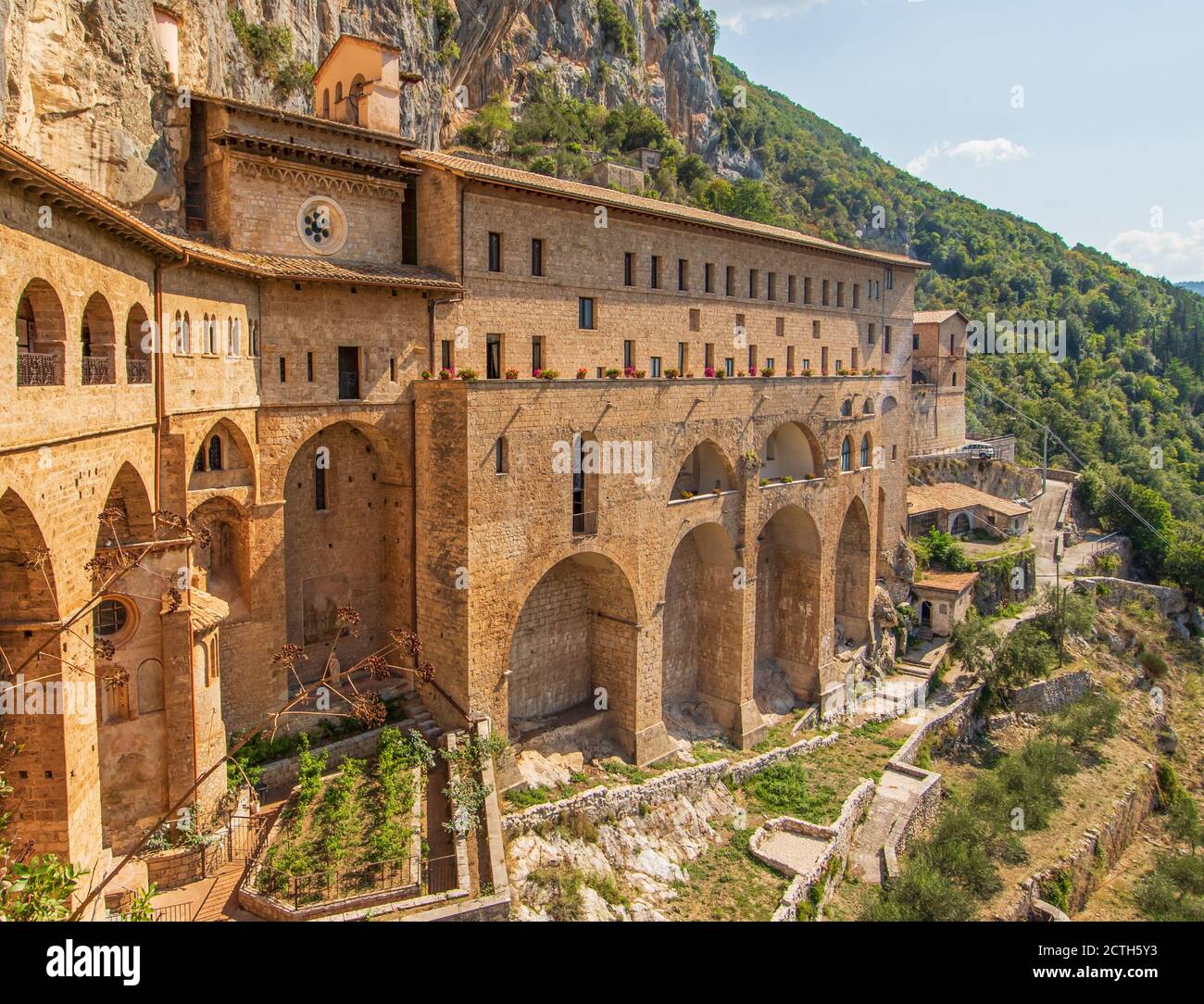 Vue principale de Subiaco et de l'un des plus beaux monastères bénédictins du monde, le monastère Sacro Speco affiche des extérieurs étonnants Banque D'Images