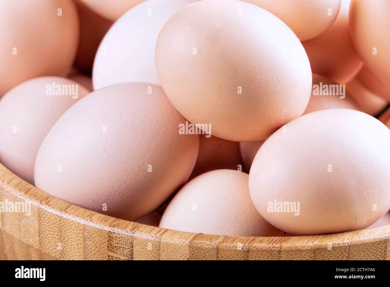 Un fond de ferme des oeufs bruns frais dans un bois bol Banque D'Images