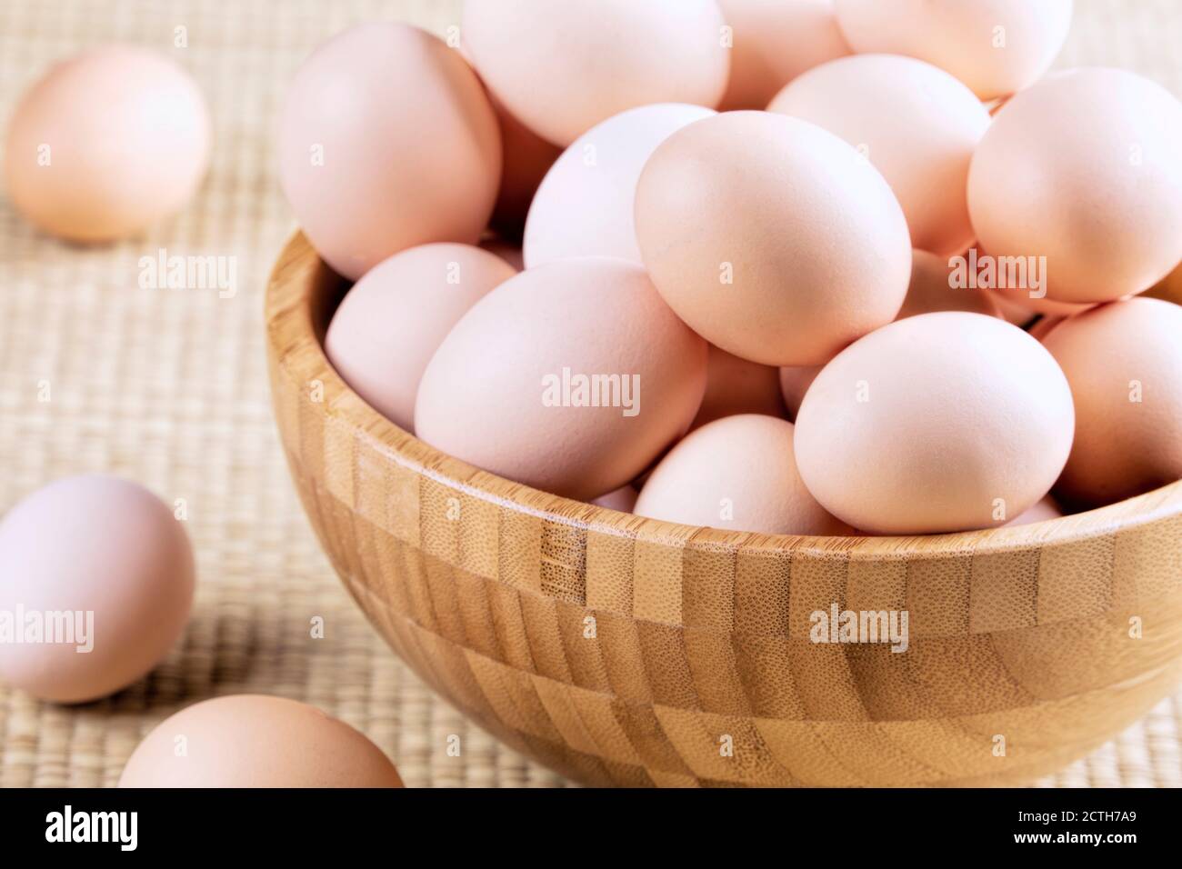 Un fond de ferme des oeufs bruns frais dans un bois bol Banque D'Images