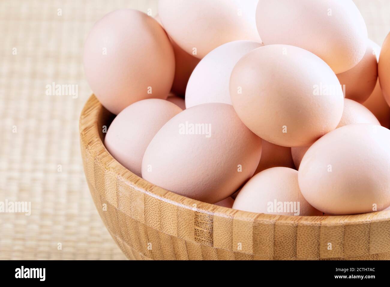 Un fond de ferme des oeufs bruns frais dans un bois bol Banque D'Images
