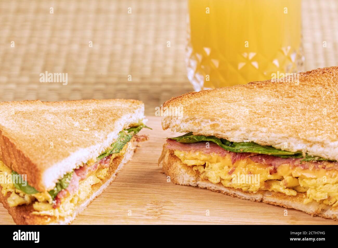 Un délicieux sandwich de petit déjeuner composé d'œufs brouillés et de pain grillé bacon et espace de copie Banque D'Images