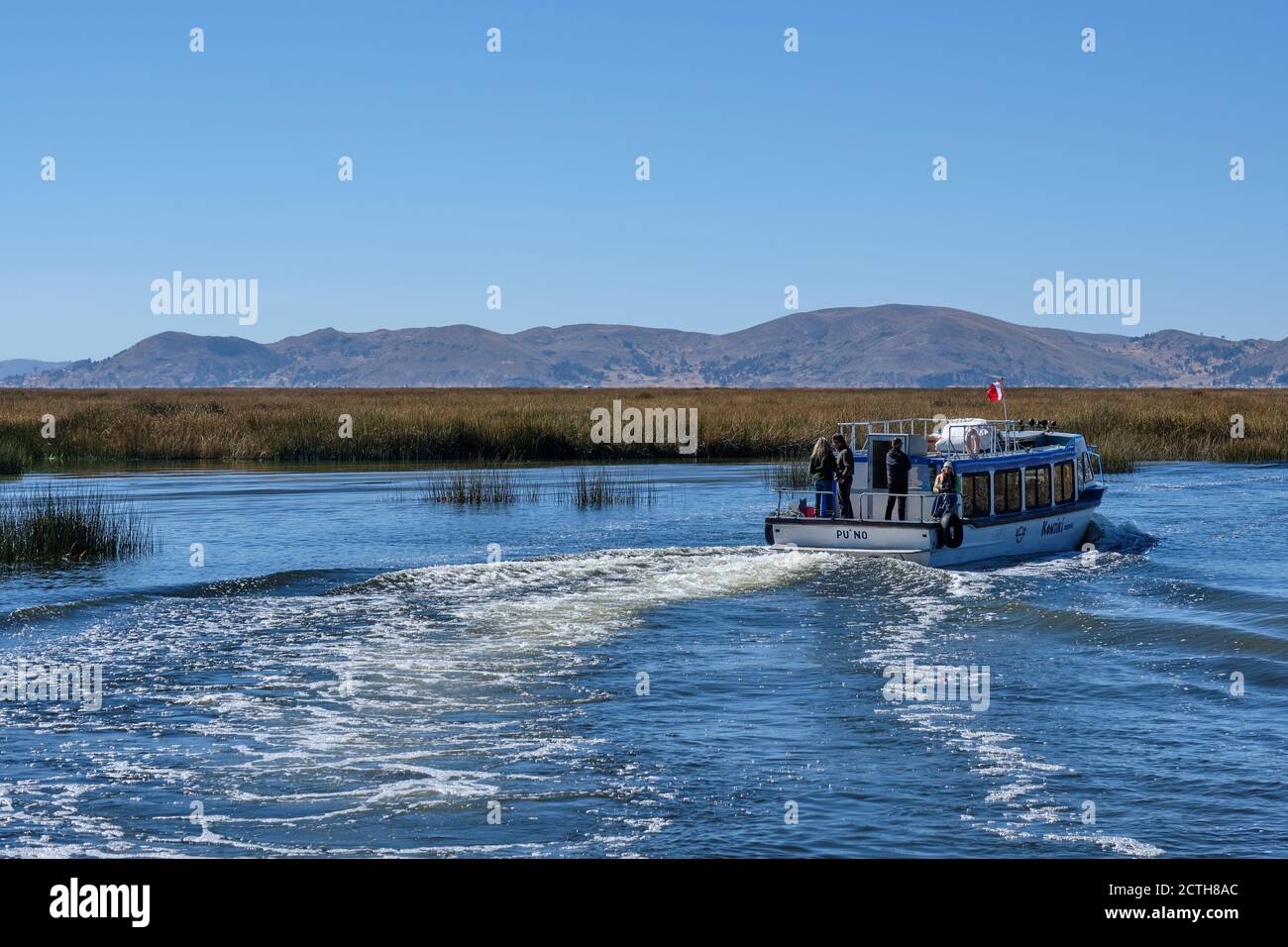 Un bateau de plaisance hors de Puno prenant des excursions d'une journée touristes à l'île de Taquile sur le lac Titicaca, Pérou. L'île de Taquile est visible au loin Banque D'Images