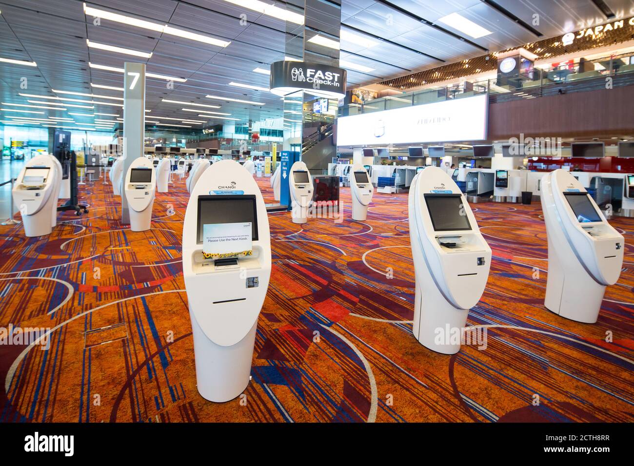 Les bornes automatiques d'enregistrement sont fermées en raison du déclin massif des passagers qui ont pris l'avion en dehors du pays pendant la crise pandémique Covid 19. Banque D'Images