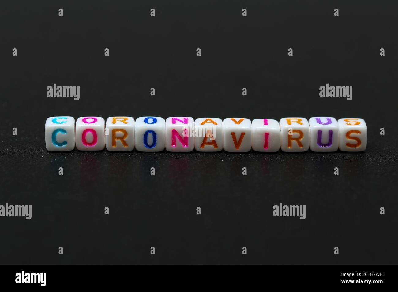 Inscription CORONAVIRUS sur fond sombre. Banque D'Images