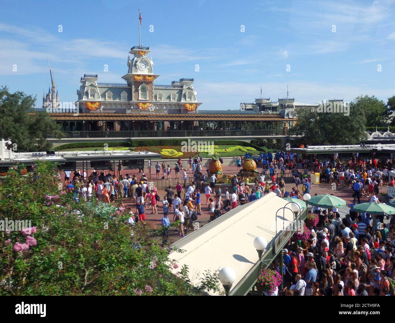 Clients entrant dans le parc Magic Kingdom, Walt Disney World, Orlando, Floride, États-Unis Banque D'Images