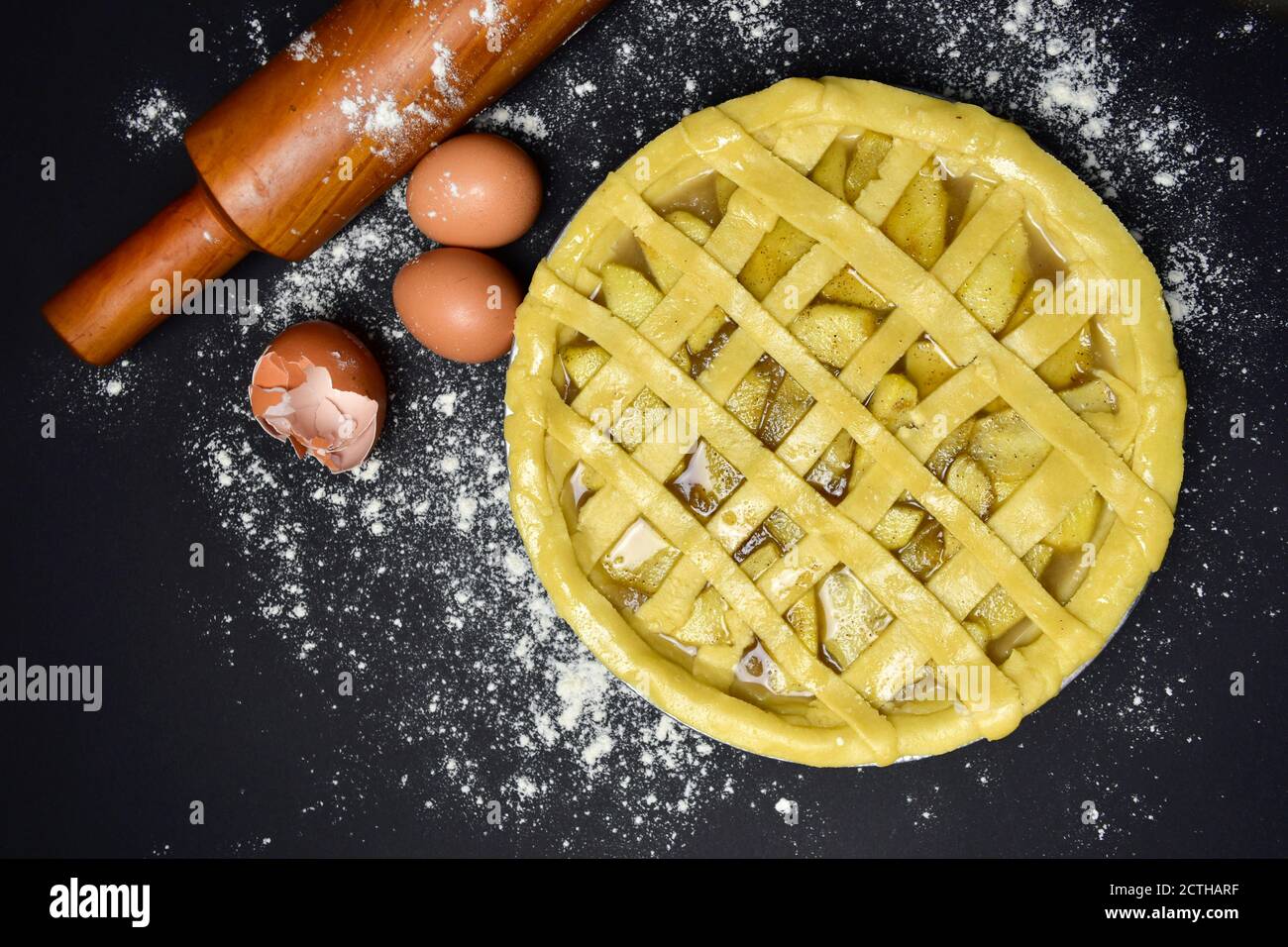 Tarte aux pommes maison servie avec une fourchette posée sur le dessus, présentant une croûte dorée et un charme rustique chaud. Une délicieuse scène de dessert qui évoque le confort, Banque D'Images