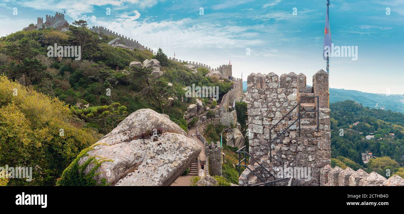 Le château de Sintra, également connu sous le nom de Castelo dos Mouros, est situé dans la ville de Sintra Banque D'Images