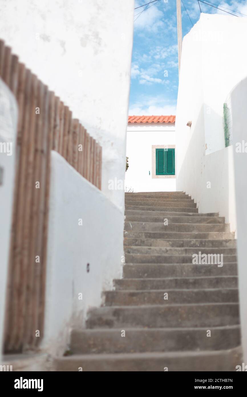 Azenhas do Mar, Portugal. - 11 septembre 2020 : Azenhas do Mar est une ville balnéaire de la municipalité de Sintra. Il est situé sur le bord d'une falaise k Banque D'Images