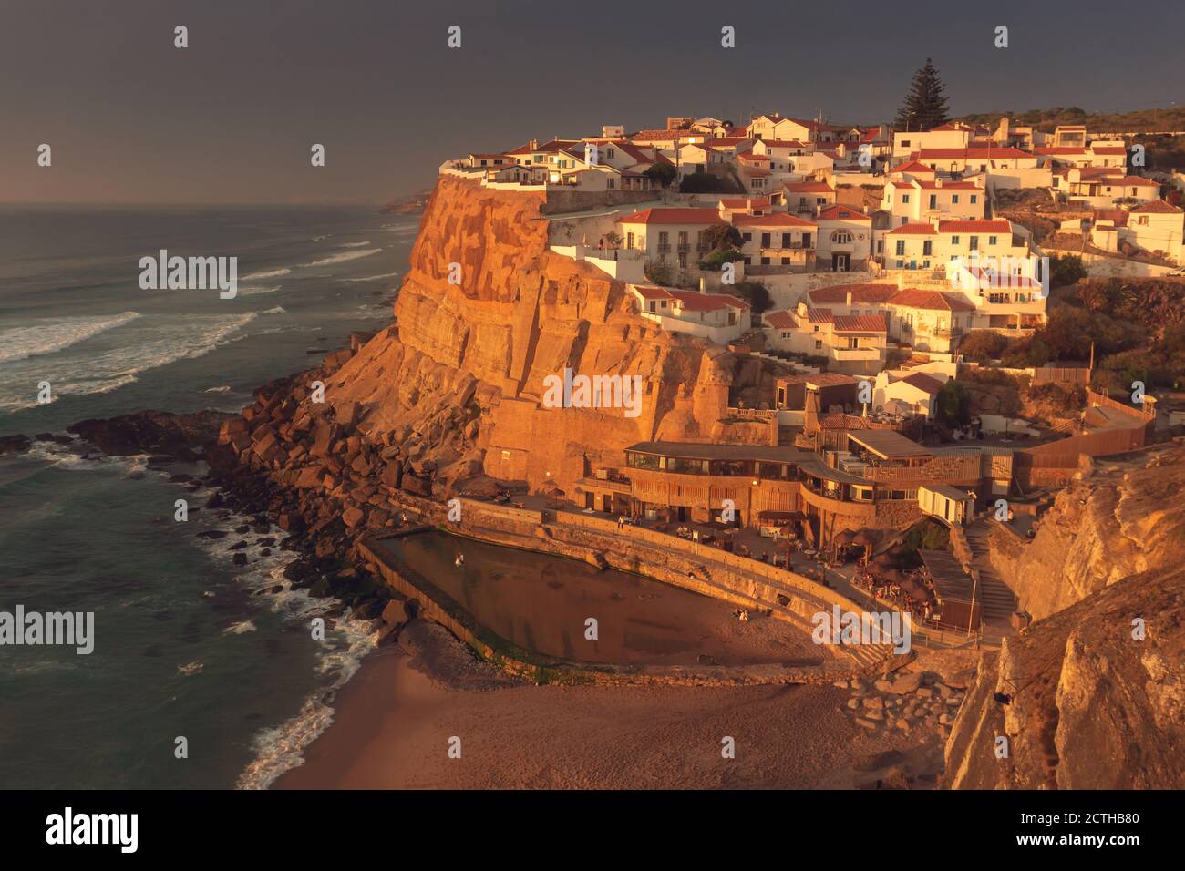 Azenhas do Mar, Portugal. - 11 septembre 2020 : Azenhas do Mar est une ville balnéaire de la municipalité de Sintra. Il est situé sur le bord d'une falaise k Banque D'Images
