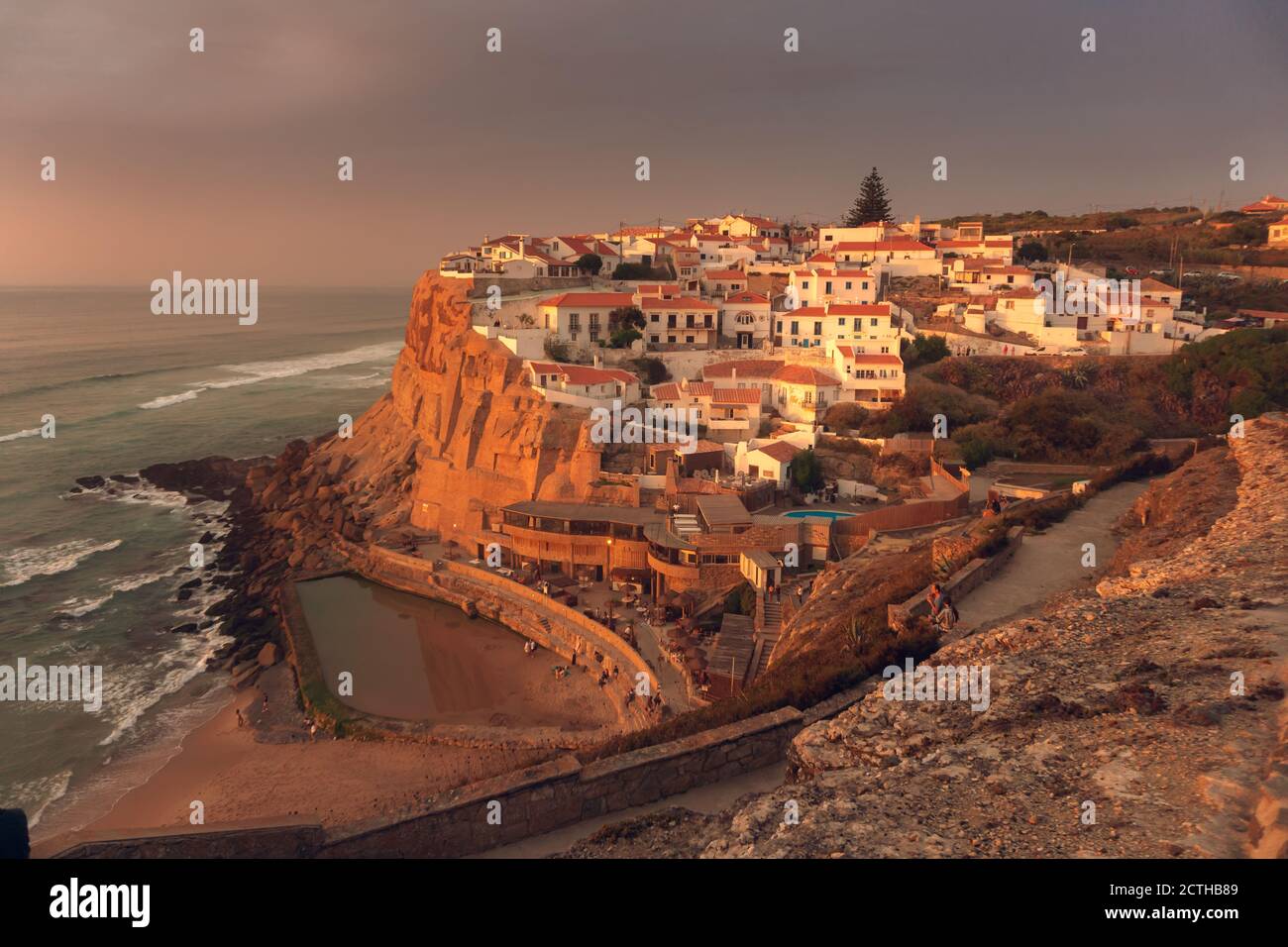 Azenhas do Mar, Portugal. - 11 septembre 2020 : Azenhas do Mar est une ville balnéaire de la municipalité de Sintra. Il est situé sur le bord d'une falaise k Banque D'Images