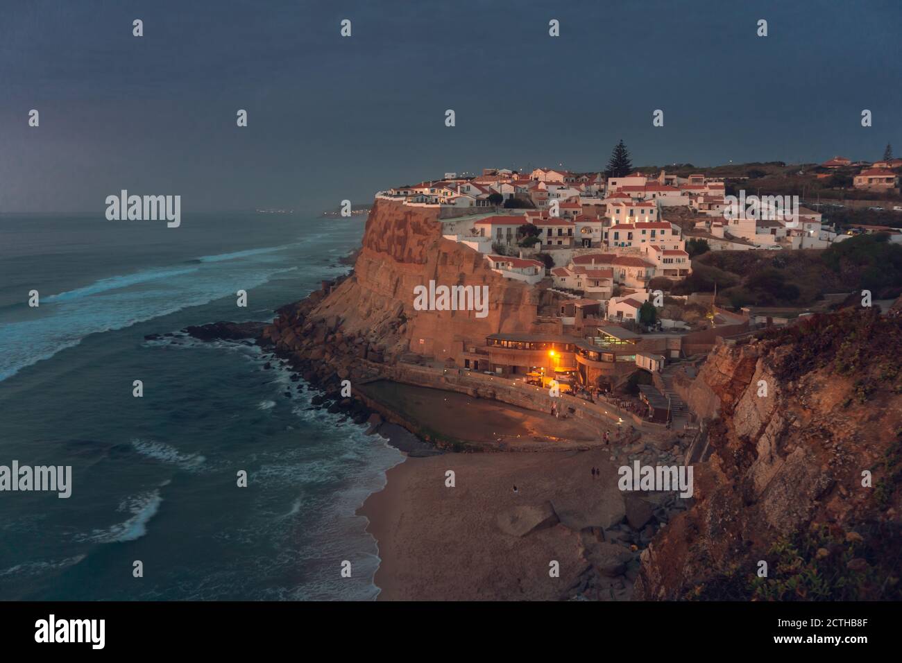 Azenhas do Mar, Portugal. - 11 septembre 2020 : Azenhas do Mar est une ville balnéaire de la municipalité de Sintra. Il est situé sur le bord d'une falaise k Banque D'Images