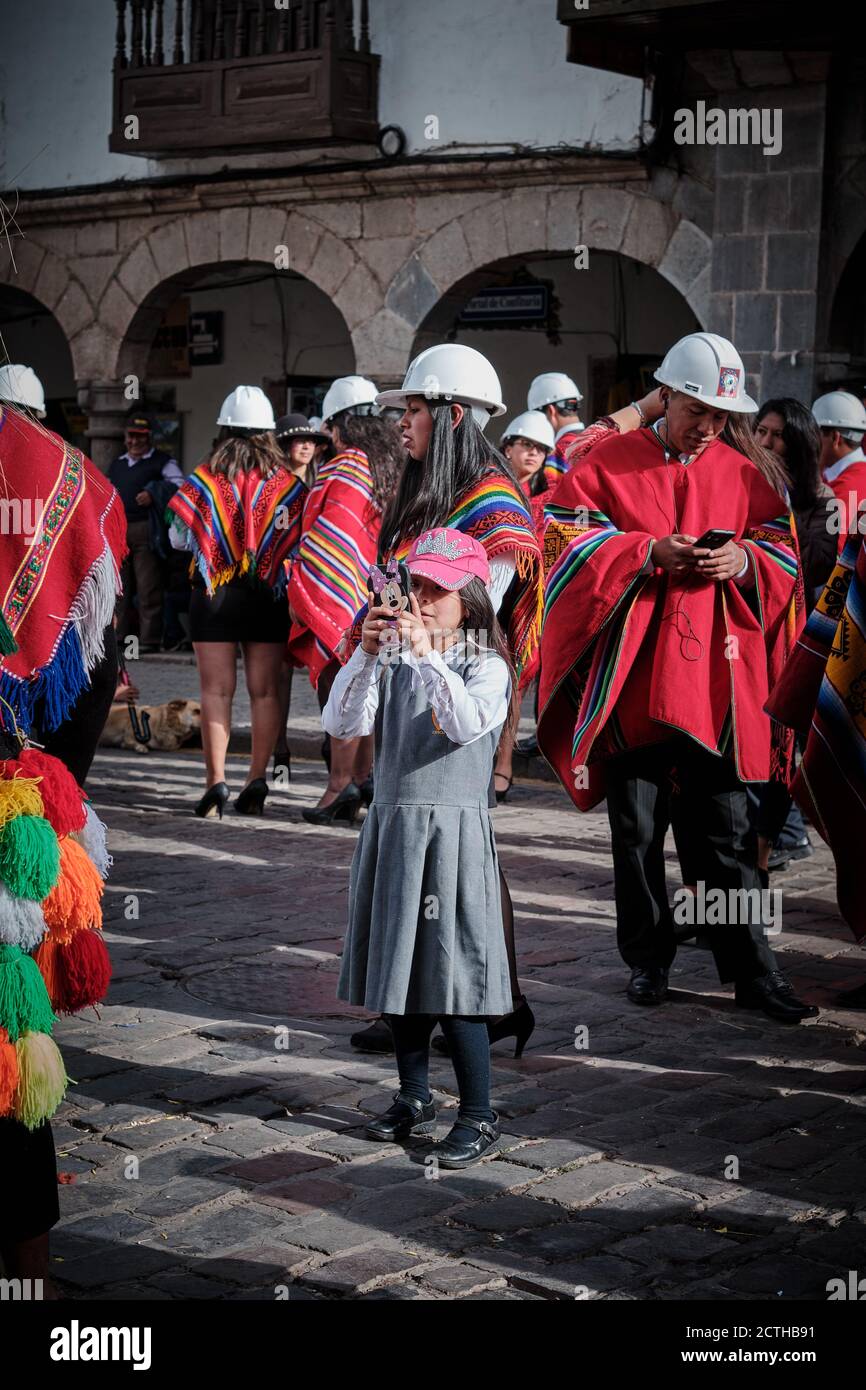 Une jeune écolière prend une photo sur son téléphone portable lors du festival du soleil Inti Raymi'rata, Cusco, Pérou Banque D'Images