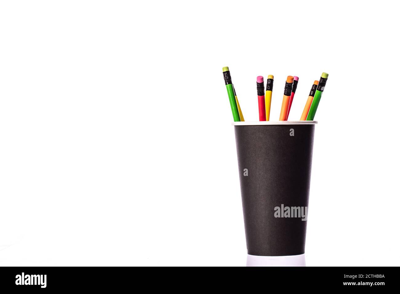 crayons en bois multicolores avec gomme en caoutchouc noir jetable gobelet  en papier Photo Stock - Alamy