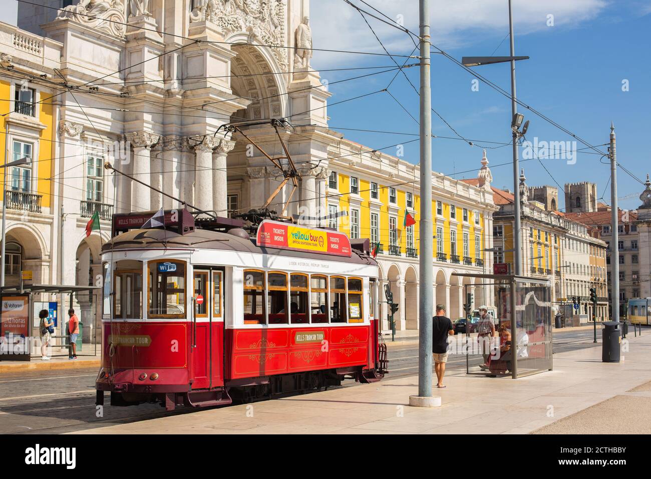 Lisbonne, Portugal - 11 septembre 2020 : tramway circulant à travers la Plaza de Comercio, l'un des quartiers les plus connus de la ville portugaise. Banque D'Images