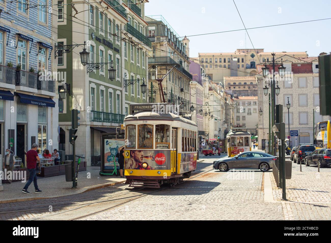 Lisbonne, Portugal - 11 septembre 2020 : tramway circulant à travers la Plaza de Figueira, l'un des quartiers les plus connus de la ville portugaise. Banque D'Images