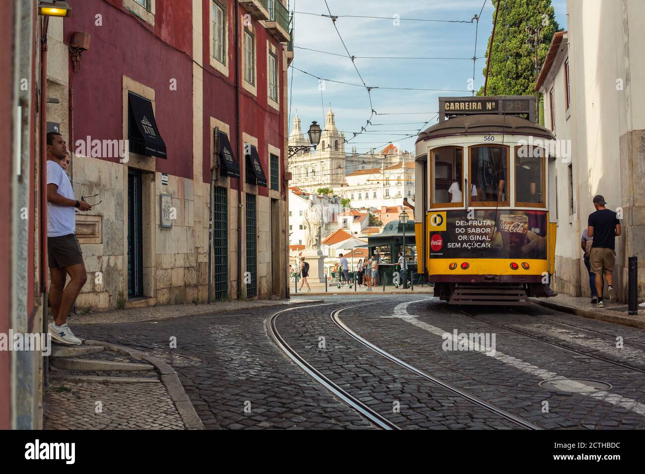 Lisbonne, Portugal - 11 septembre 2020 : tramway circulant à travers la Plaza de Figueira, l'un des quartiers les plus connus de la ville portugaise. Banque D'Images
