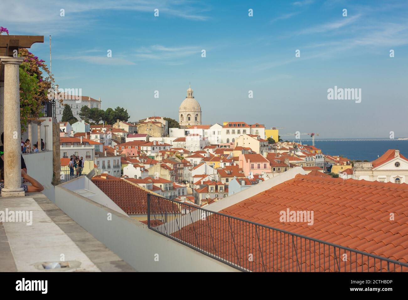 Lisbonne, Portugal - 11 septembre 2020 : point de vue de Santa Lucia, l'un des quartiers les plus connus de la ville portugaise. Banque D'Images