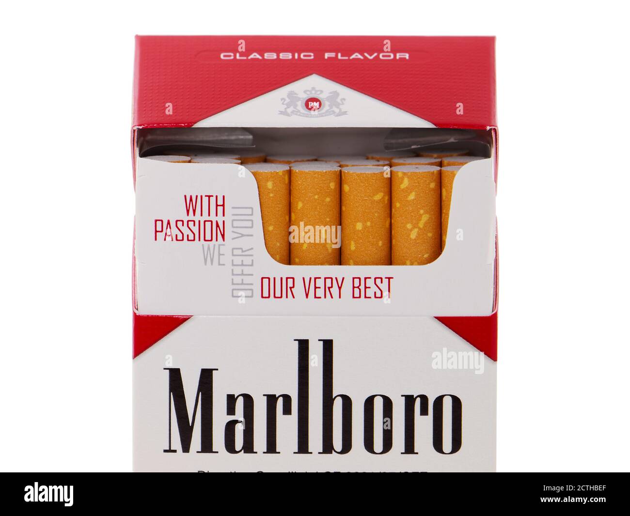 BUCAREST, ROUMANIE - 6 AVRIL 2015. Paquet de cigarettes Marlboro isolées sur blanc, faites par Philip Morris Banque D'Images