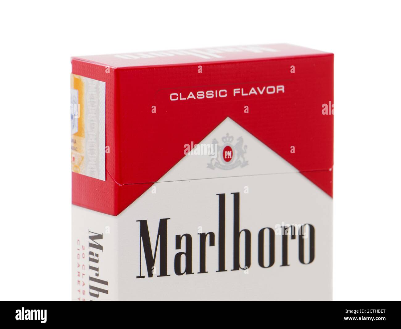 BUCAREST, ROUMANIE - 6 AVRIL 2015. Paquet de cigarettes Marlboro isolées sur blanc, faites par Philip Morris Banque D'Images