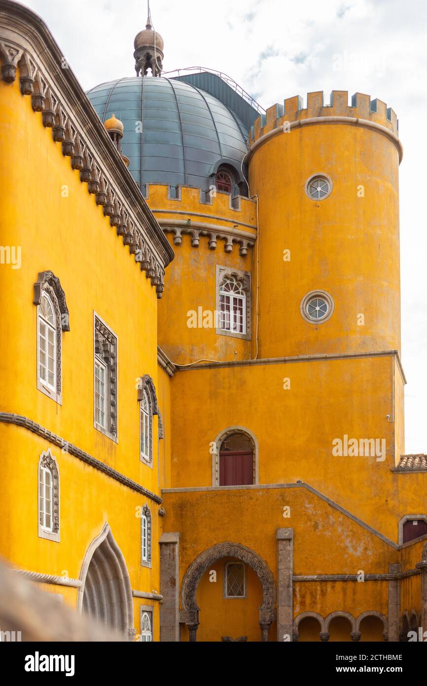 Palais national de Pena, Portugal. Célèbre château près de la ville de Sintra, l'un des points d'intérêt les plus visités au Portugal. Banque D'Images