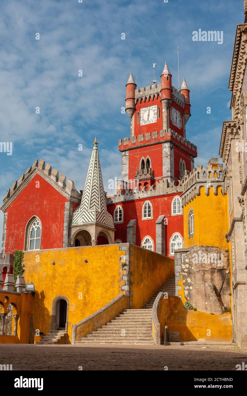 Palais national de Pena, Portugal. Célèbre château près de la ville de Sintra, l'un des points d'intérêt les plus visités au Portugal. Banque D'Images