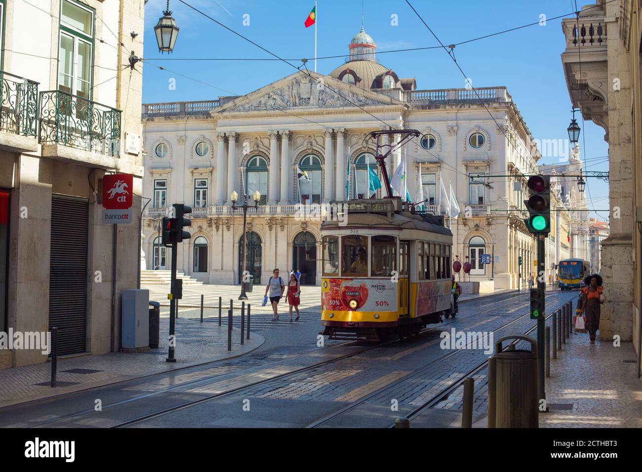 Lisbonne, Portugal - 11 septembre 2020 : tramway circulant à travers la Plaza de Municipio, l'un des quartiers les plus connus de la ville portugaise. Banque D'Images