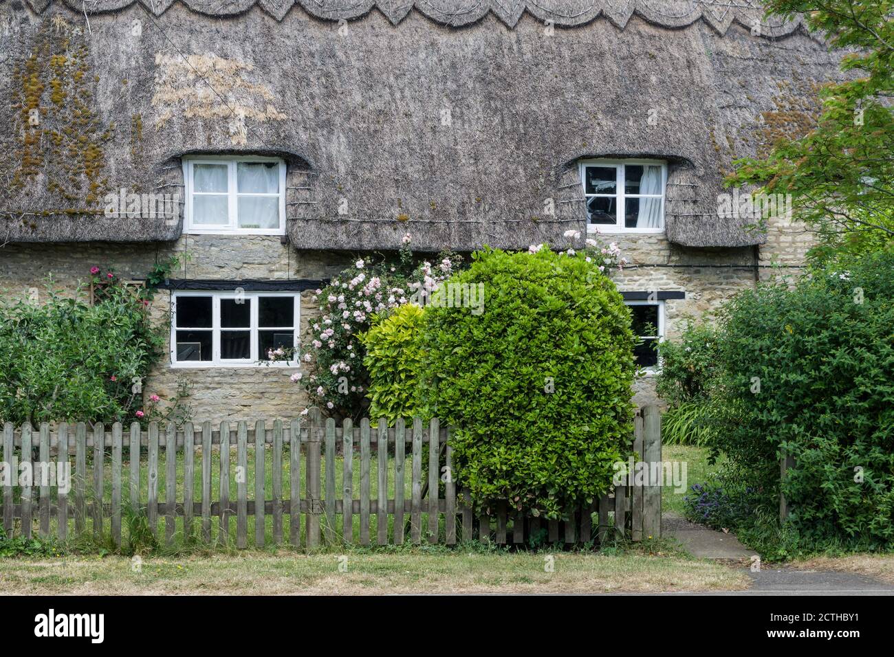 Maison traditionnelle avec toit de chaume, Hanslope, Buckinghamshire, Royaume-Uni Banque D'Images