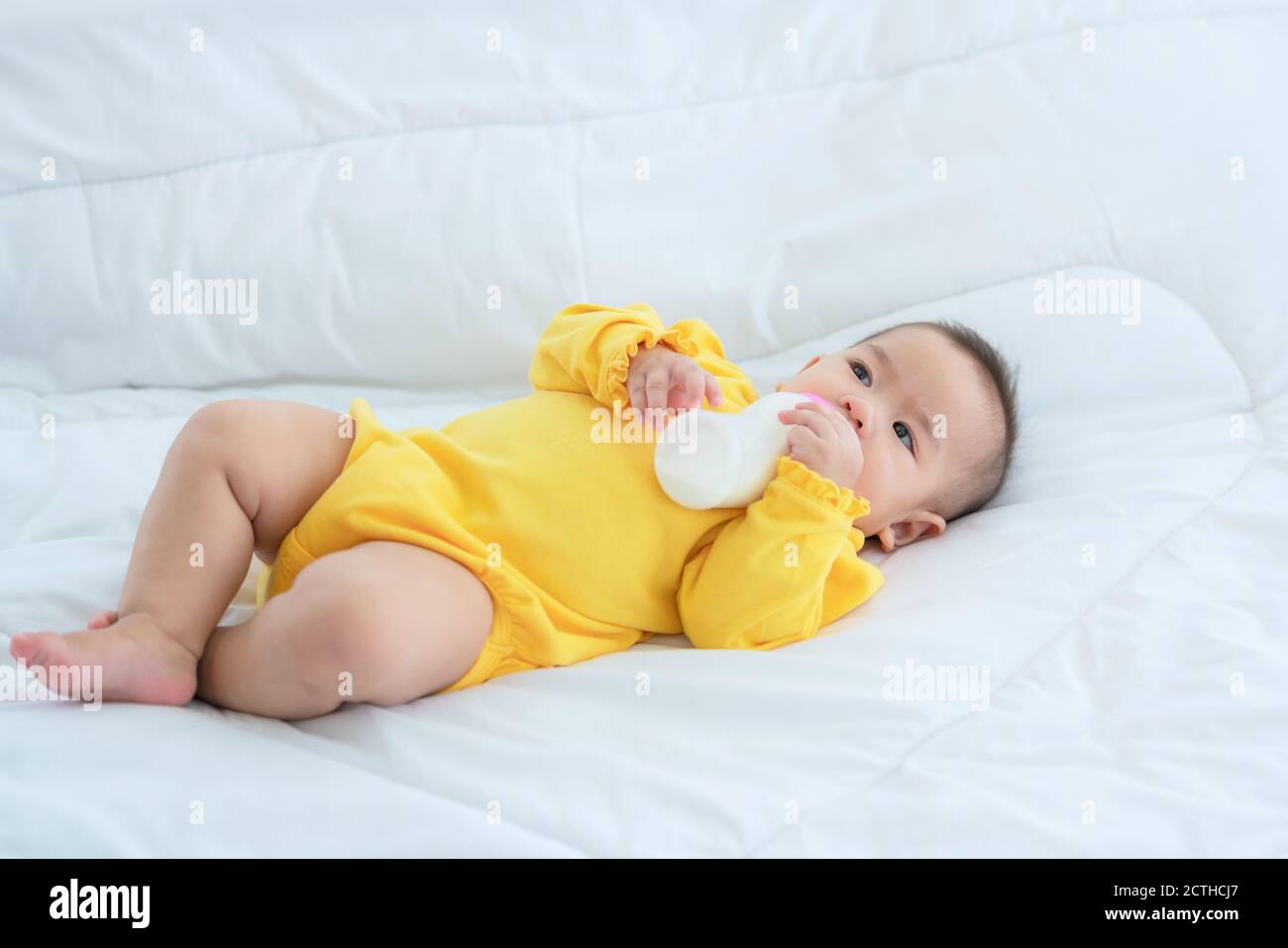 Thai Petit Enfant Asiatique Mignon Bebe Sur Maman De Tour Photo Stock Alamy