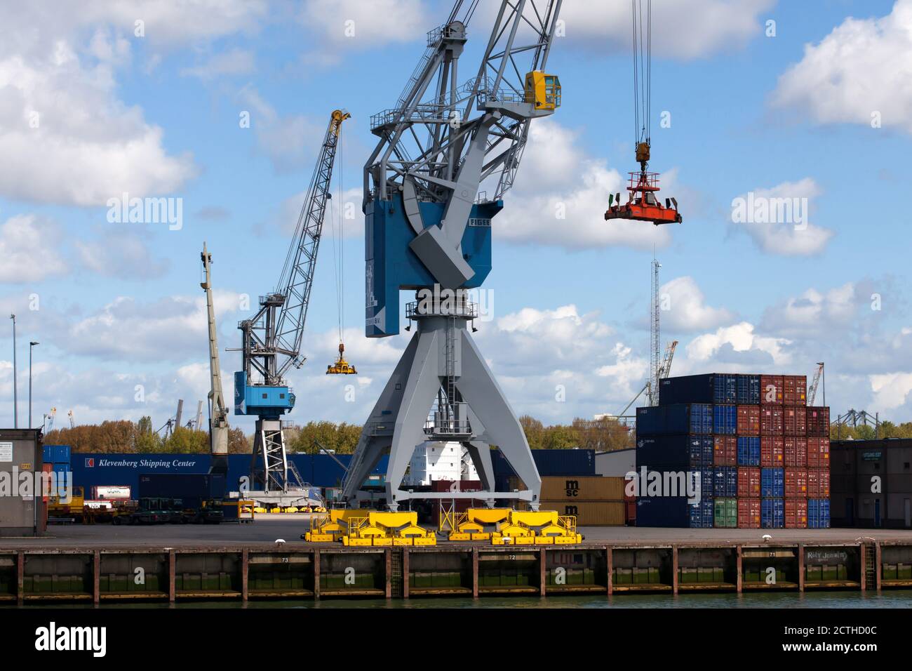 ROTTERDAM - stockage de conteneurs dans le port Banque D'Images