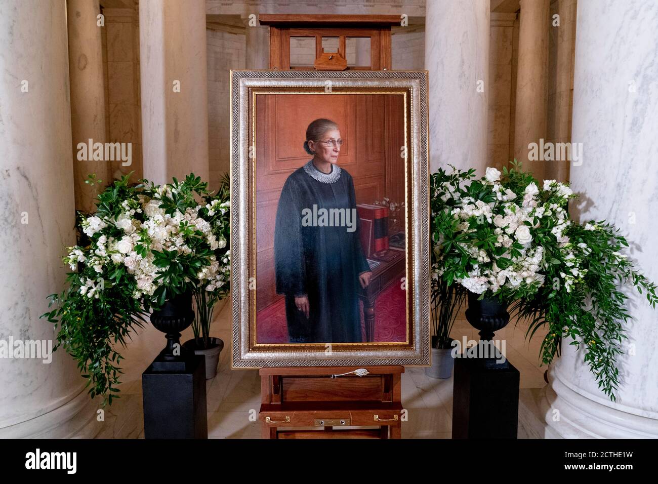 En 2016, un portrait de la juge associée Ruth Bader Ginsburg, de l'artiste Constance P. Beaty, est exposé à la suite d'une cérémonie privée pour elle à la Cour suprême à Washington, le mercredi 23 septembre 2020. Ginsburg, 87 ans, est décédé d'un cancer le 18 septembre. Crédit: Andrew Harnik/Pool via CNP | utilisation dans le monde entier Banque D'Images