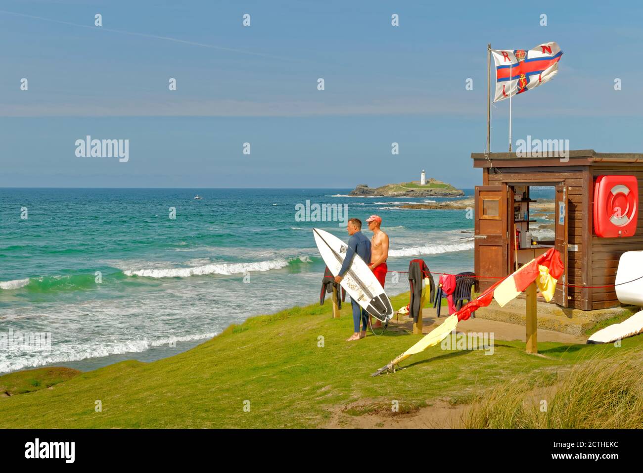 RNLI station de garde à Godrevy avec phare de Godrevy sur la côte nord de Cornouailles, Angleterre. Banque D'Images