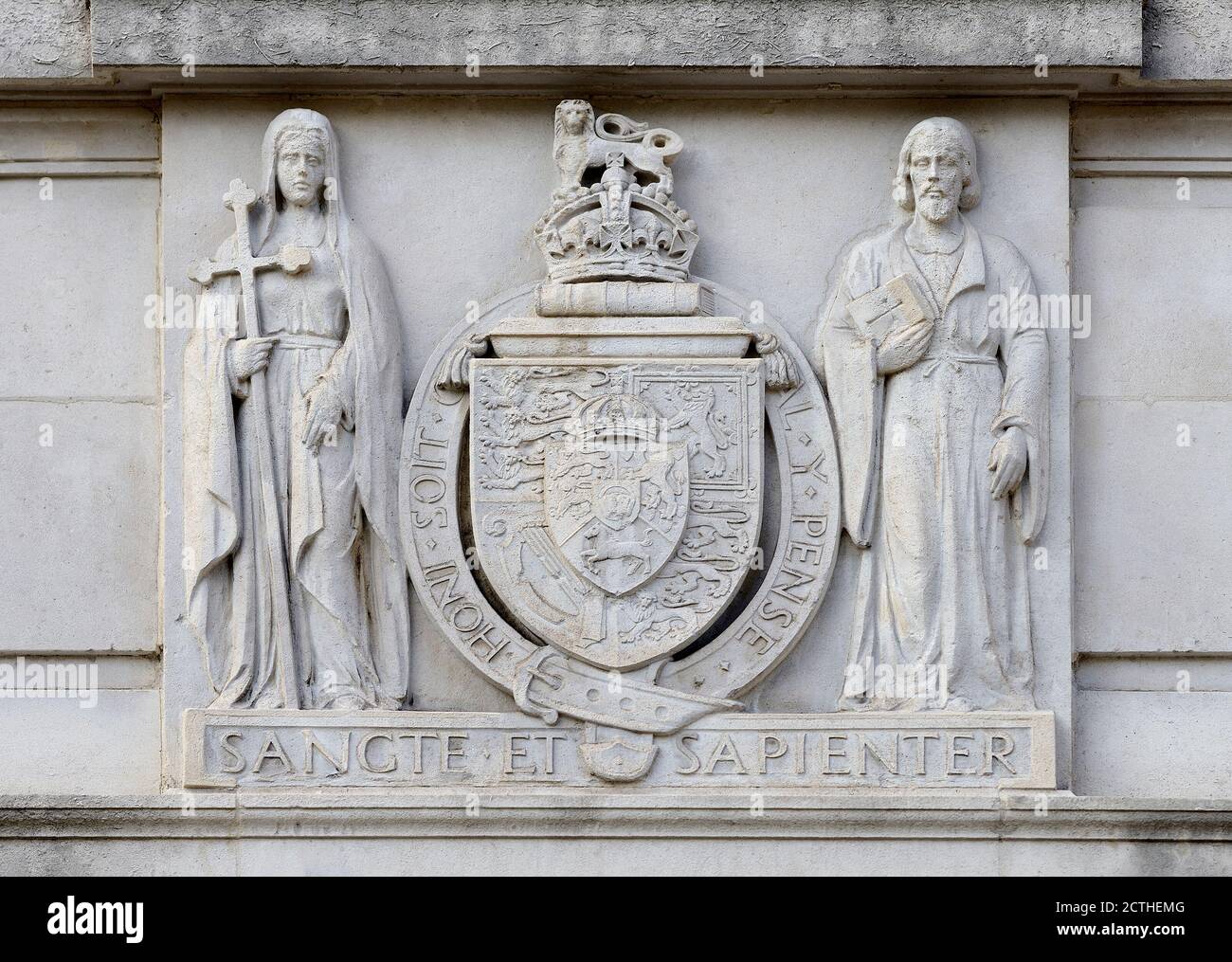 Londres, Angleterre, Royaume-Uni. Armoiries de Kings College London, sur la façade Temple place du campus Strand. Devise de l'université « danse et sapienter »... Banque D'Images