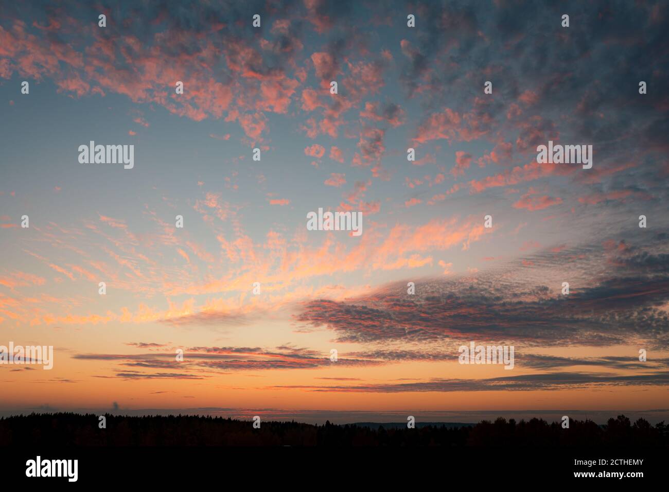 Cirrocumulus nuages coucher du soleil paysage du ciel au crépuscule Banque D'Images