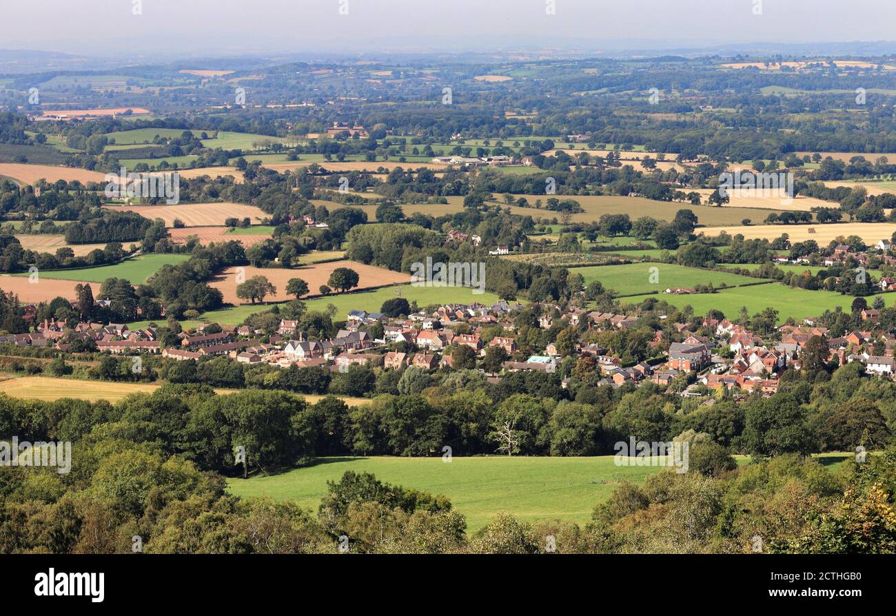 Paysage rural anglais des collines de Malvern au Royaume-Uni, vue sur le village de Colwall dans le Worcestershire et vers Herfordshire Banque D'Images