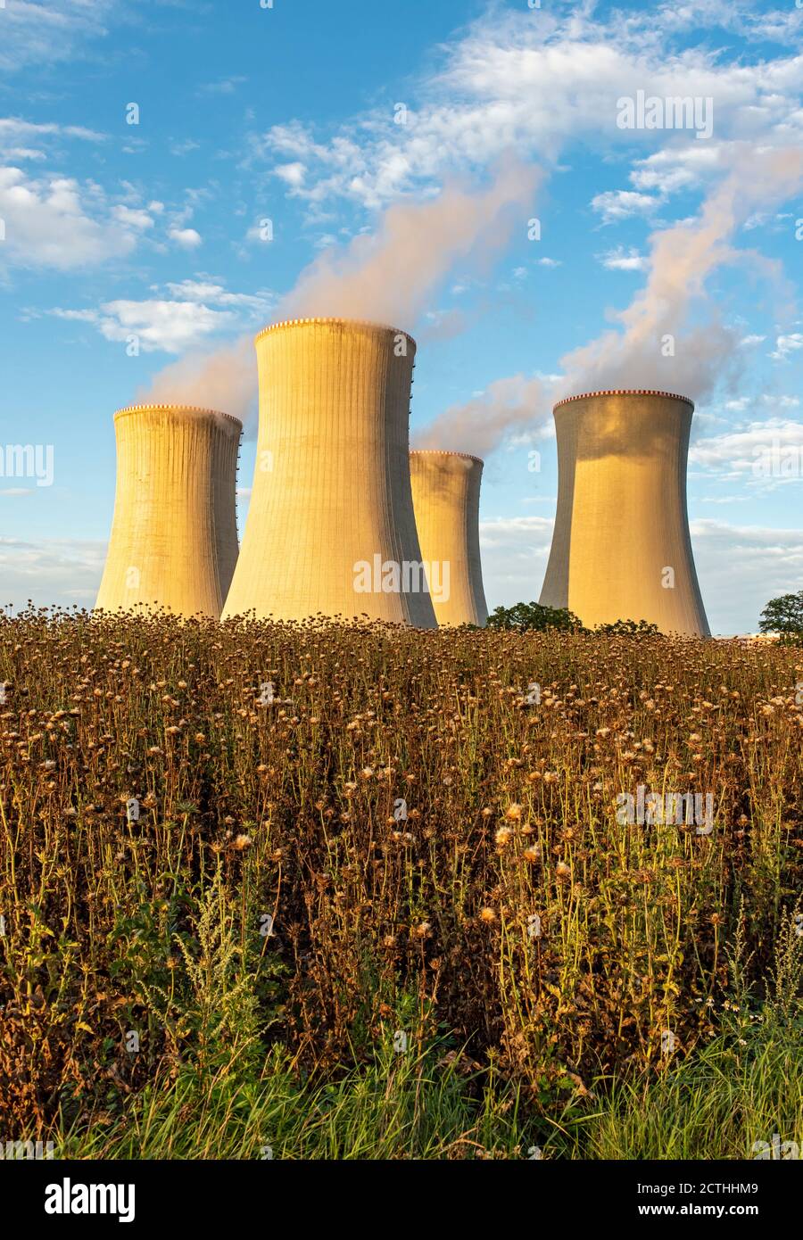 Tours de campagne et de refroidissement de la centrale nucléaire de Dukovany, République tchèque Banque D'Images