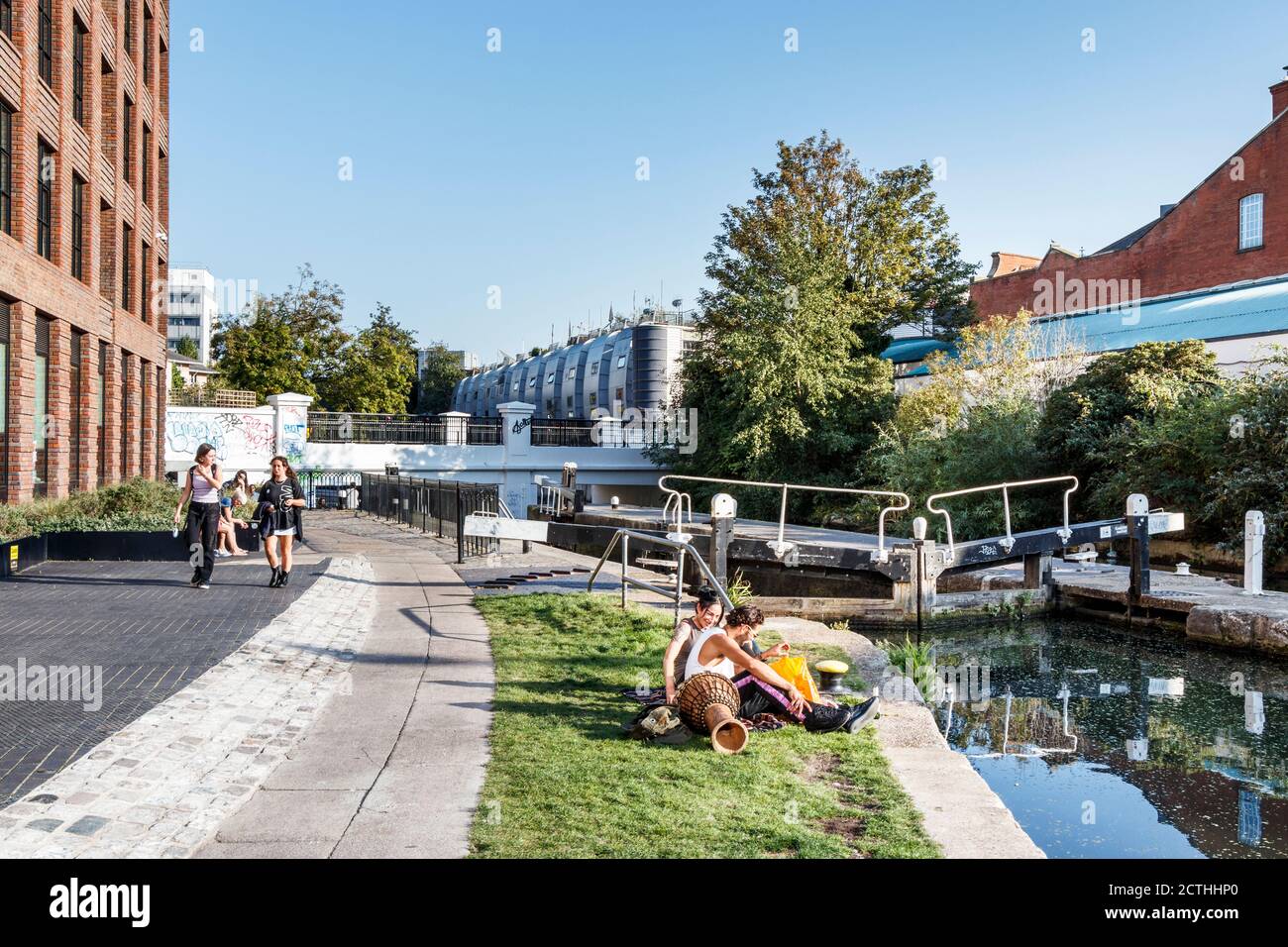 Baigneurs de soleil près du canal Regent's à Kentish Town écluses dans un après-midi exceptionnellement chaud fin septembre, Londres, Royaume-Uni Banque D'Images