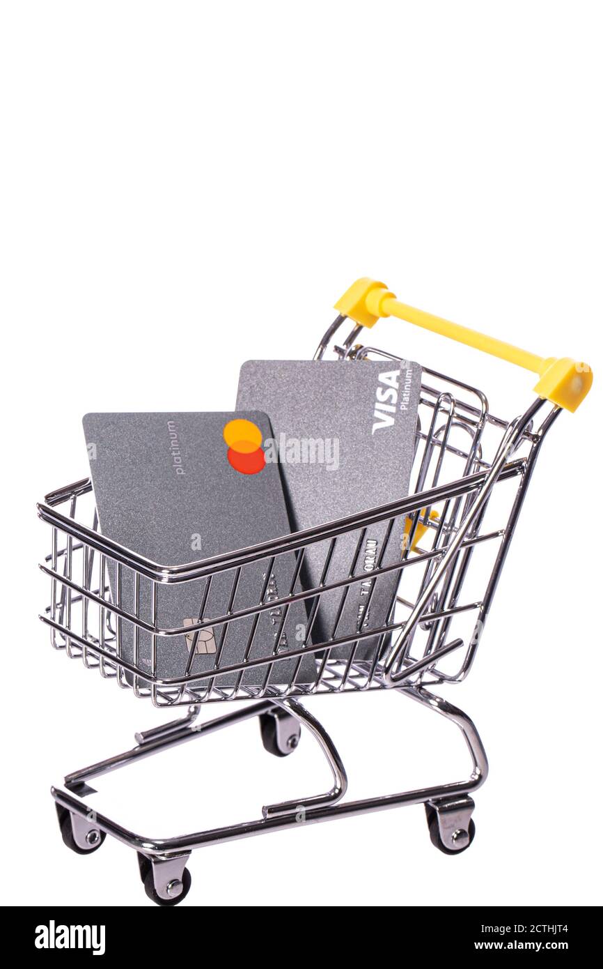 St. Louis, Mo, Etats-Unis - 1 septembre 2020 : visa platine, MasterCard sur un panier de supermarché Banque D'Images