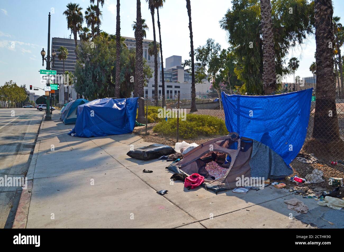 Los Angeles, CA, USA - 22 août 2020: Les sans-abri non identifiés vivent dans des tentes dans la rue de LA ville de LOS Angeles, des lacunes sociales Banque D'Images