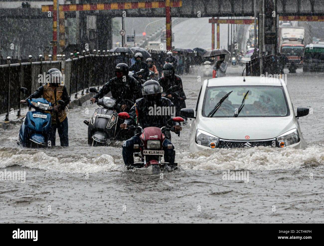 Mumbai, Inde. 23 septembre 2020. Les motocyclettes et un véhicule courent dans une rue inondée après de fortes averses de pluie à Mumbai, Inde, le 23 septembre 2020. Credit: STR/Xinhua/Alay Live News Banque D'Images