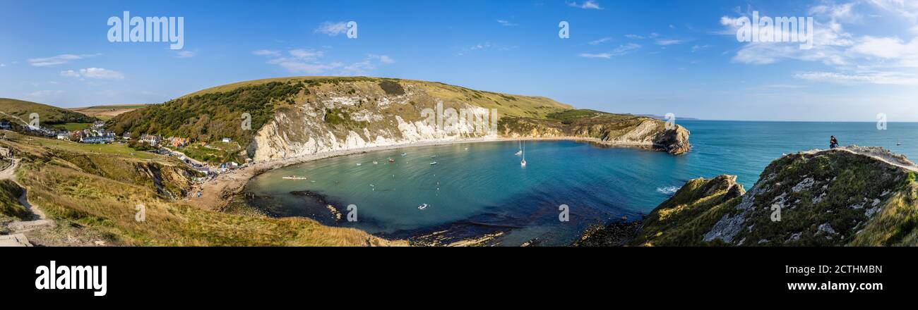 Vue pittoresque sur la côte de la baie et des falaises de craie à Lulworth Cove, sur le site classé au patrimoine mondial de la côte Jurassic, à Dorset, au sud-ouest de l'Angleterre Banque D'Images
